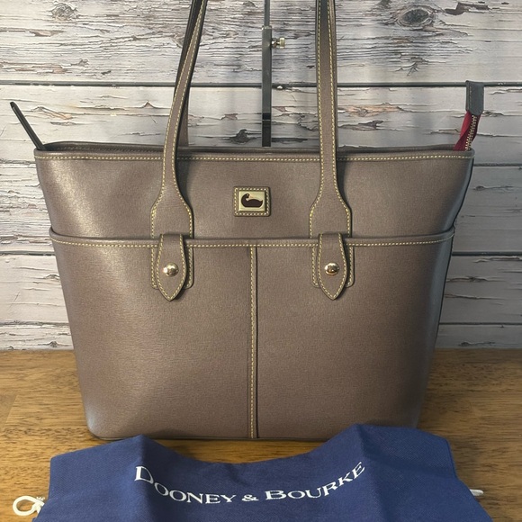 Dooney & Bourke saffiano double pocket tote. - Picture 1 of 12